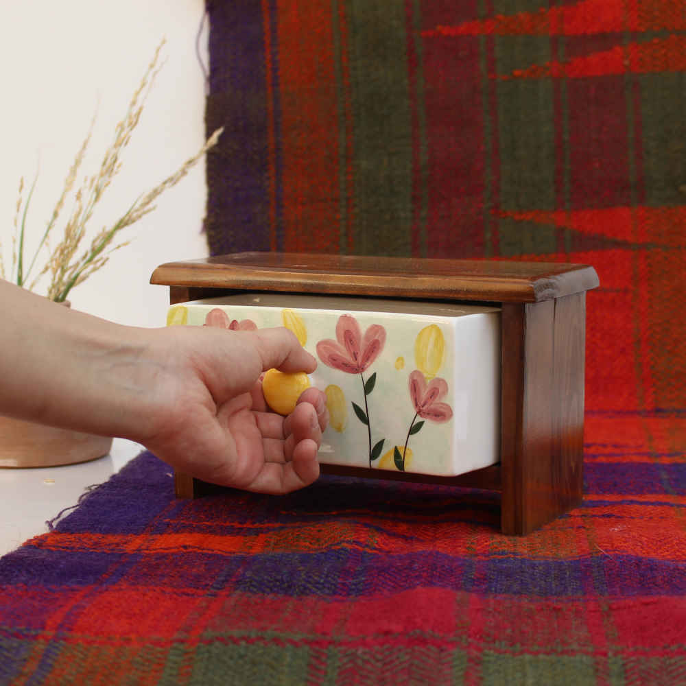 Handgefertigte Kommode mit 1 Keramikschublade und Holzkasten – Blumen