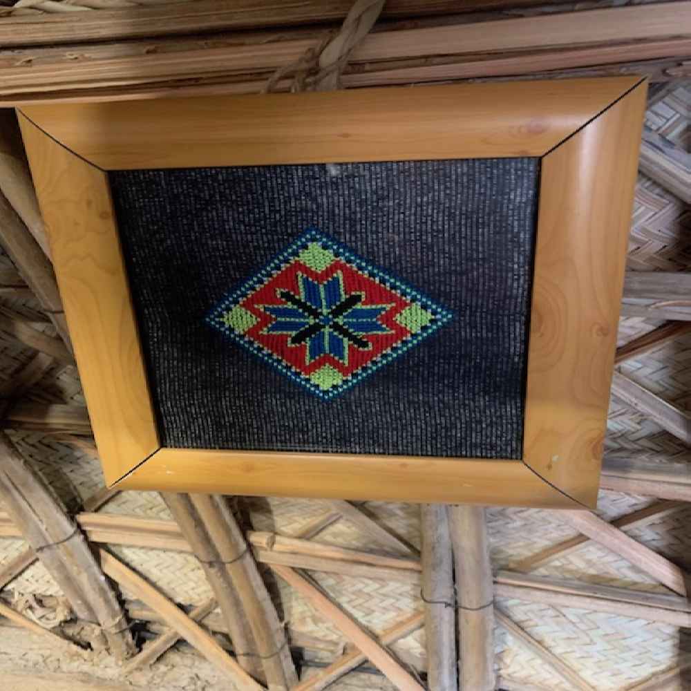 Persische Bestickte Wandteppich-Wanddekoration – Florale Hadi Textilkunst