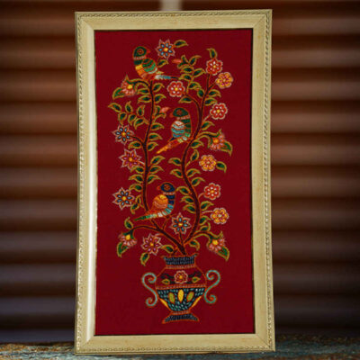 Persischer bestickter Wandteppich – Florale Pateh-Textilkunst