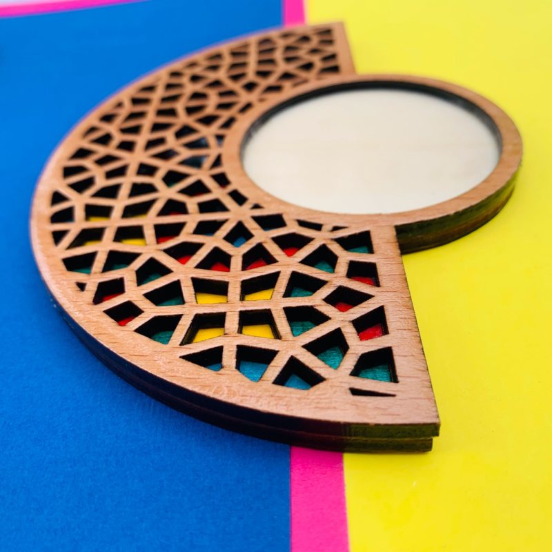 Geometrischer Holzuntersetzer mit dem Design Design (x2)