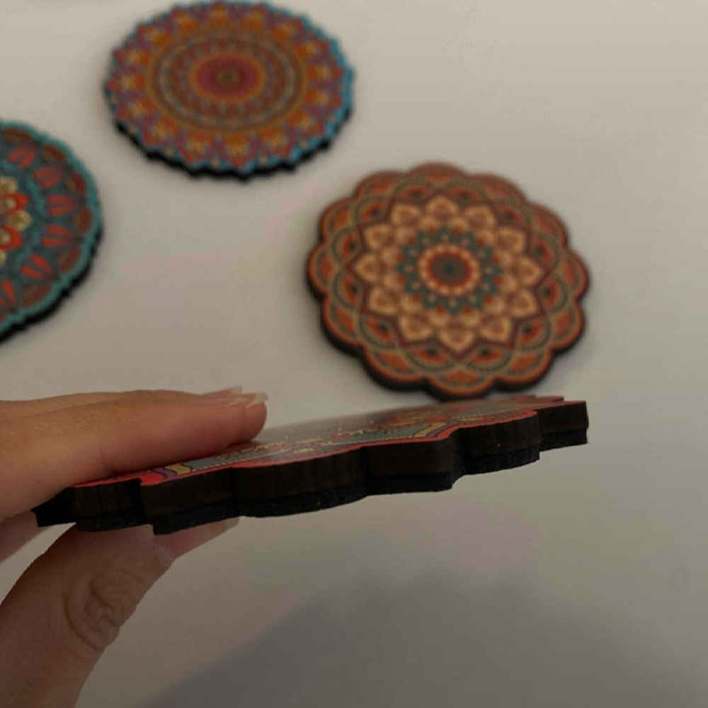 Künstlerisches Set aus Untersetzern mit dem Design Laya