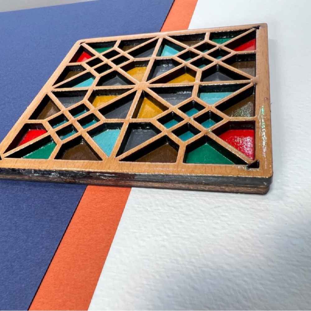 Geometrischer Holzuntersetzer mit dem Design Sarv (x2)