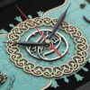 Traditionelle islamische Wanduhr mit Holzeinlage der 4 Qul