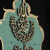 Islamische Wanduhr mit Char Qul Design in Holzeinlage
