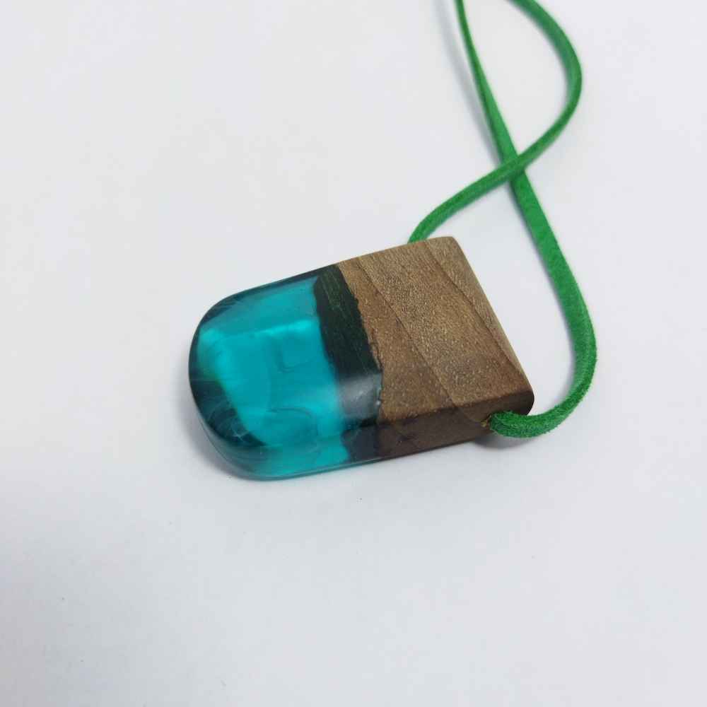 Holz- & Harz-Halskette, handgefertigt, künstlerisch, auffälliger Stil Oghyanous