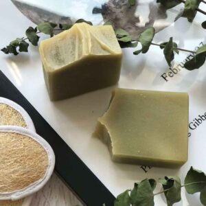 Natürliche Seifenbar für normale Haut mit Spirulina-Pulver