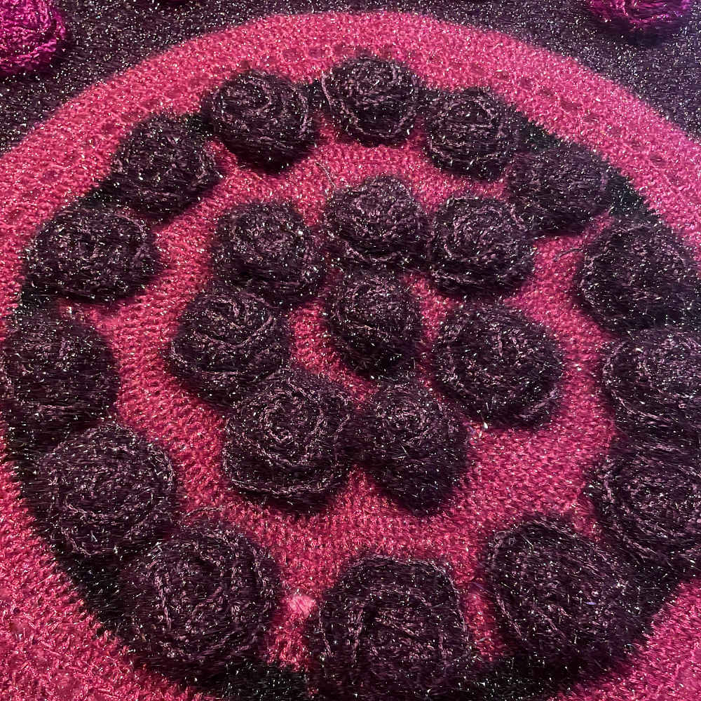 Handgewebter Boho-Makramee-Boden-Teppich – Rosenmuster