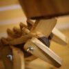 Holz-Schreibtischlampe im Novitätendesign, handgefertigt und verstellbar, Dinosaurierfigur