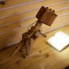 Holz-Schreibtischlampe im Novitätendesign, handgefertigt und verstellbar, Dinosaurierfigur