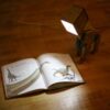 Holz-Schreibtischlampe im Novitätendesign, handgefertigt und verstellbar, Dinosaurierfigur