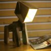 Holz-Schreibtischlampe im Novitätendesign, handgefertigt und verstellbar, Hundefigur