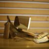 Holz-Schreibtischlampe im Novitätendesign, handgefertigt und verstellbar, Hundefigur
