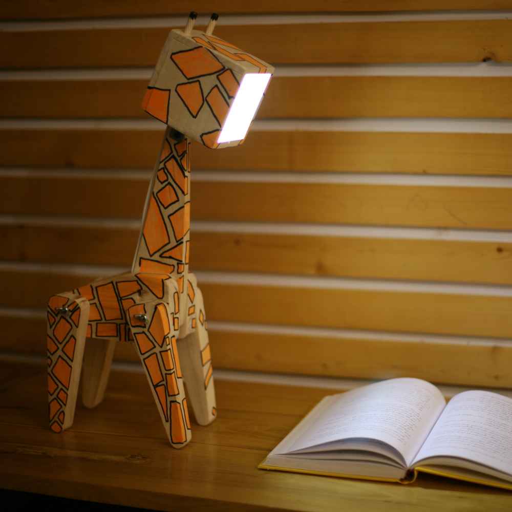 Holz-Schreibtischlampe im Novitätendesign, handgefertigt und verstellbar, Giraffenfigur