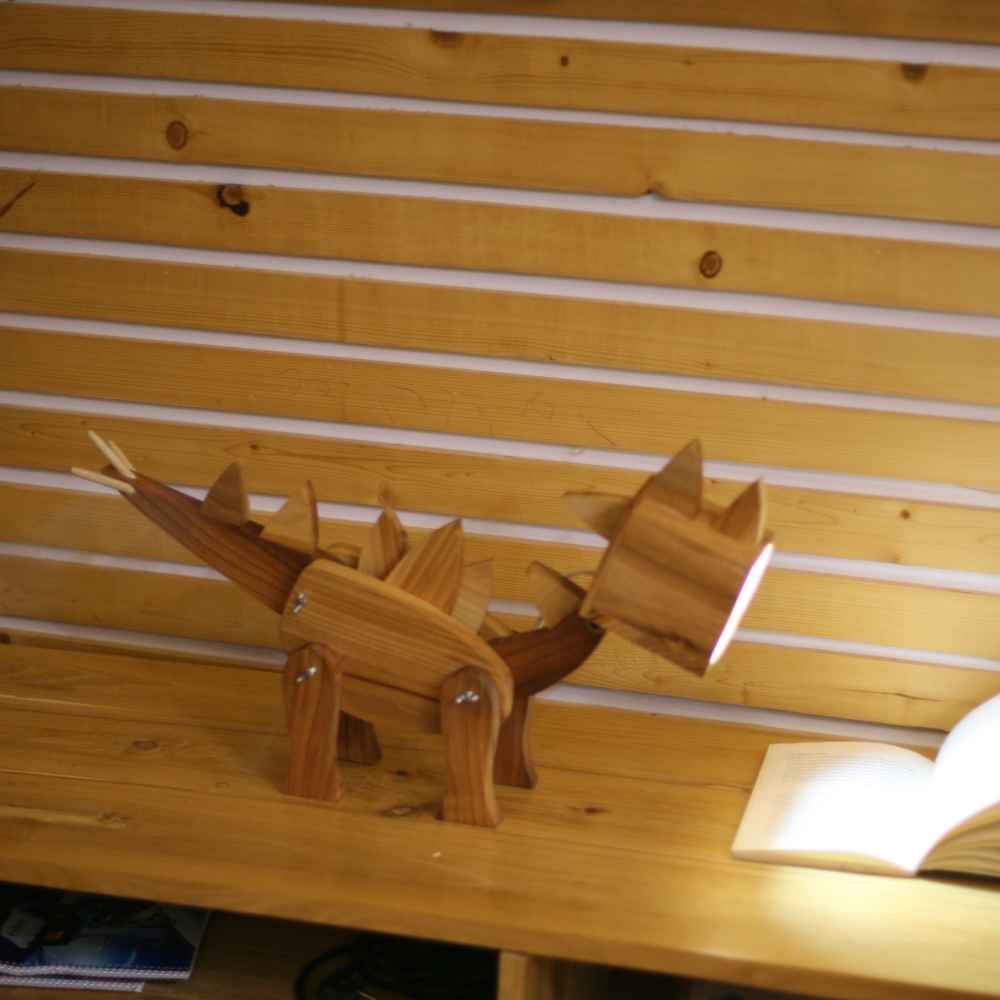 Holz-Schreibtischlampe im Novitätendesign, handgefertigt und verstellbar, Stegosaurus-Figur