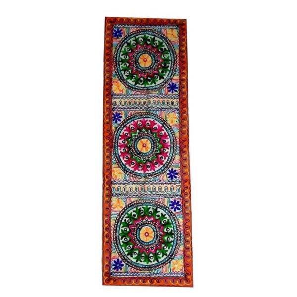 Handgestickter Tischläufer Modell Baha