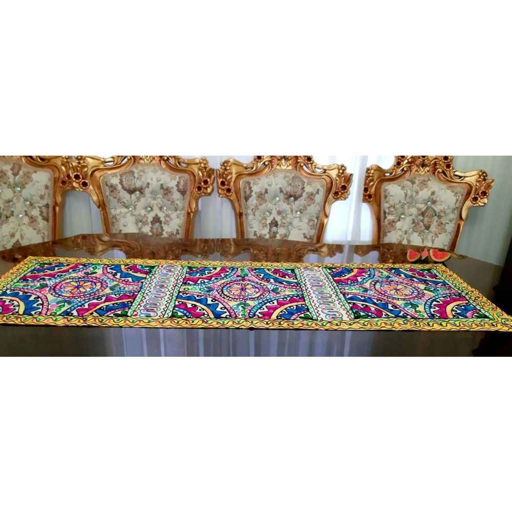 Handgestickter Tischläufer Modell Borna