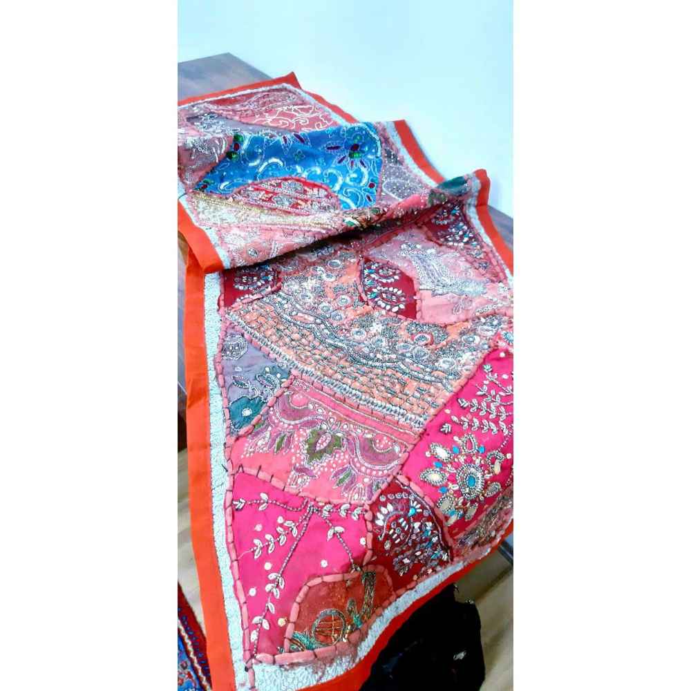 Handgestickter Tischläufer Modell Horasa