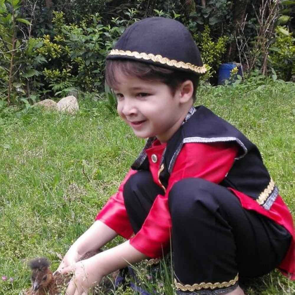 Traditionelles Kleidungsset für persische Jungen