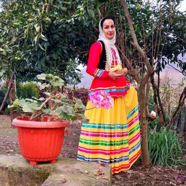 Traditionelles Kleidungsset für persische Gilani-Frauen