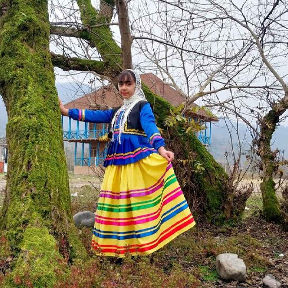 Traditionelles Gilaki-Kleidungsset für persische Mädchen