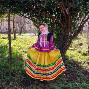 Traditionelles Gilaki-Kleidungsset für persische Mädchen