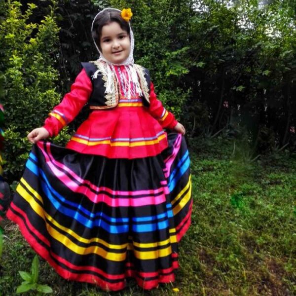 Traditionelles Gilaki-Kleidungsset für persische Mädchen