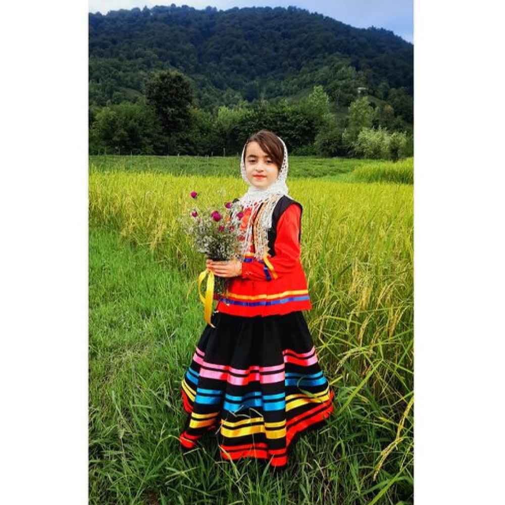 Traditionelles Gilaki-Kleidungsset für persische Mädchen