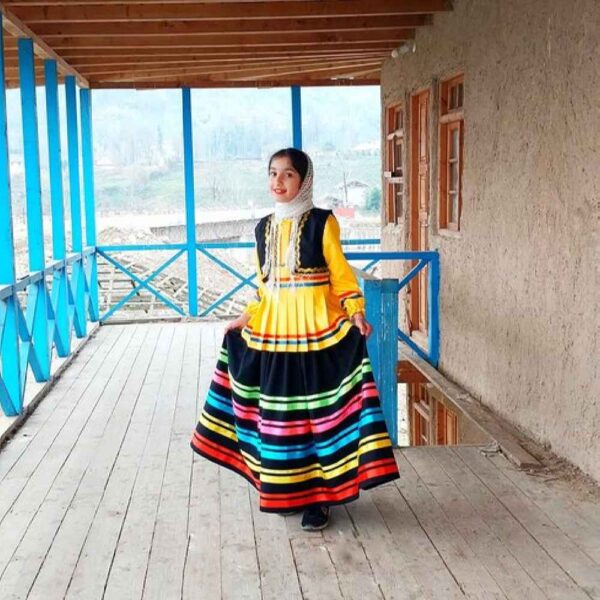 Traditionelles Gilaki-Kostümset für persische Mädchen