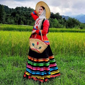 Traditionelles Gilaki-Kleidungsset für persische Frauen