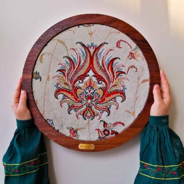 Islamischer Teppichrahmen vom Heiligen Schrein des Imams Reza „Afshan“