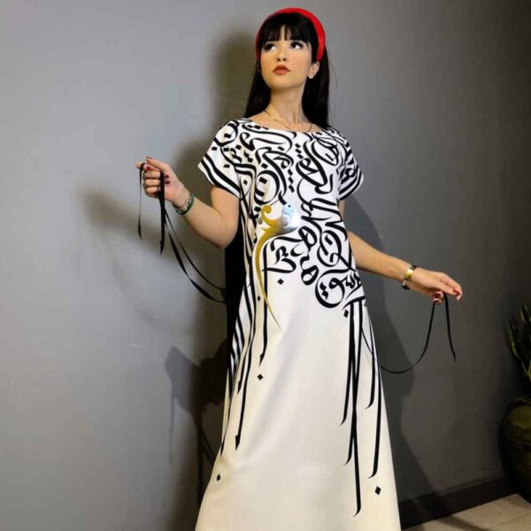 Damen Mode Kurzarm Kleid mit Kalligrafie-Muster Modell Parandeh