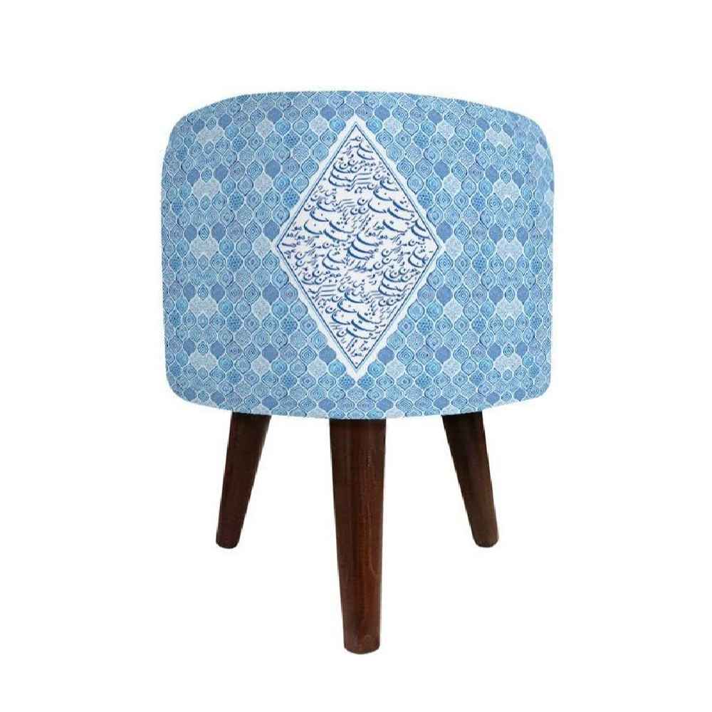 Runder Samt-Hocker mit Holzbeinen, inspiriert von persischer Kunst, Blaue Kalligraphie