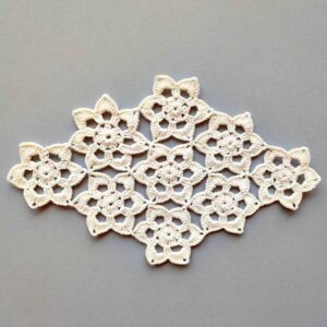 Häkelgefertigte Handgestrickte Tischdecke Modell Mino