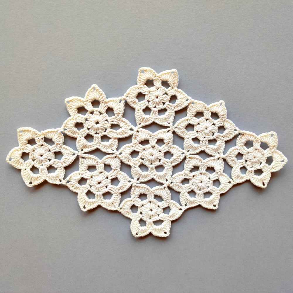 Häkelgefertigte Handgestrickte Tischdecke Modell Mino