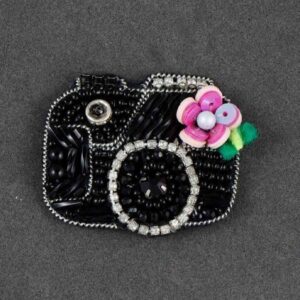Feminine Handgefertigte Perlen-Broschen-Nadel – Kamera-Modell