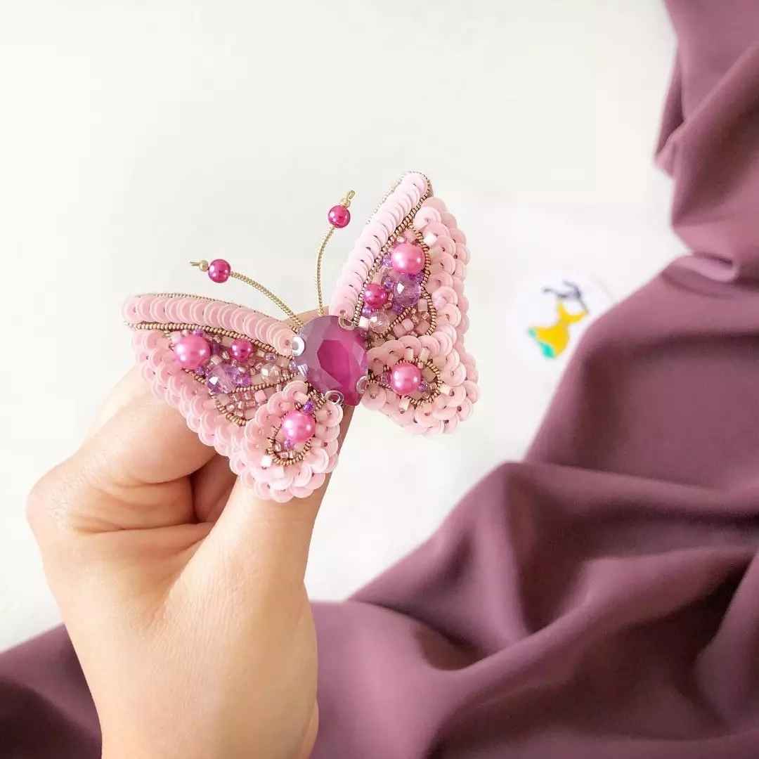 Handgefertigte Feminine Perlen-Broschen-Nadel – Pinkes Schmetterlings-Design
