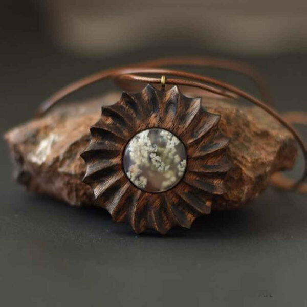 Graviertes Holz-Pendant mit Achatstein Handgefertigt Künstlerisch Blüte