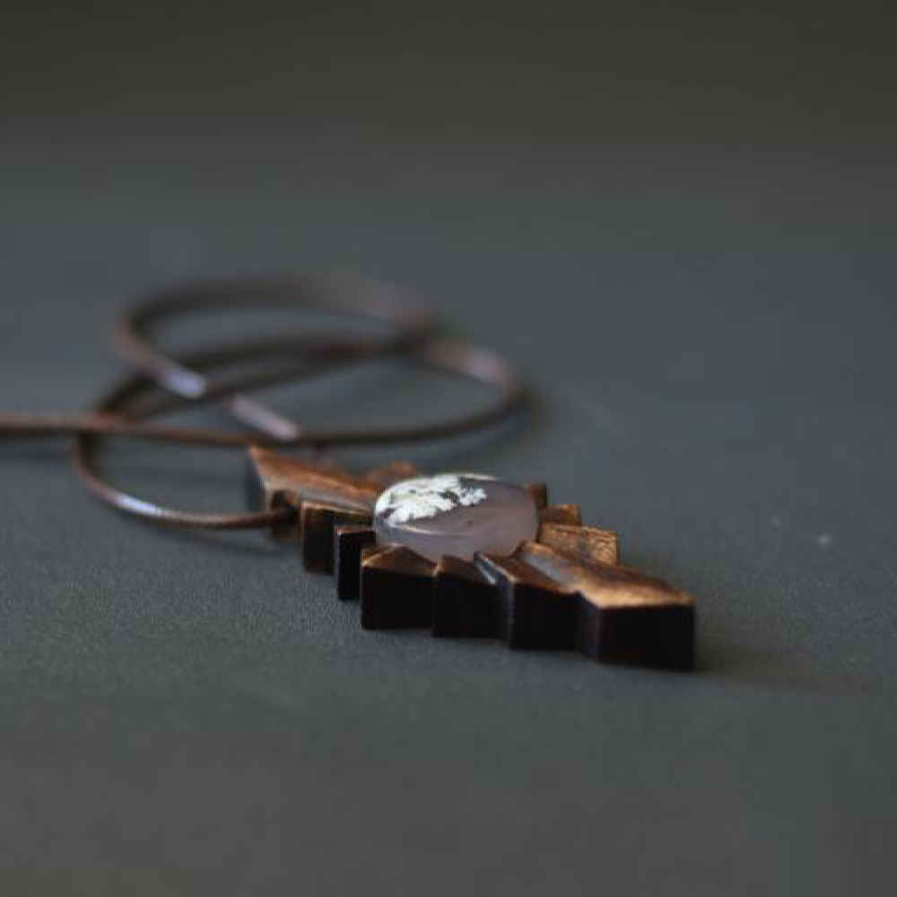 Graviertes Holz-Pendant mit Achatstein Handgefertigt Künstlerisch Chakameh