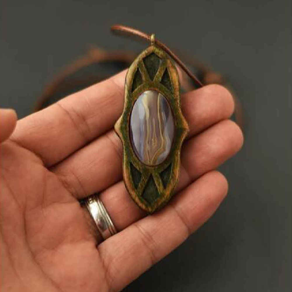 Graviertes Holz-Pendant mit Achatstein Handgefertigt Künstlerisch Eslimi