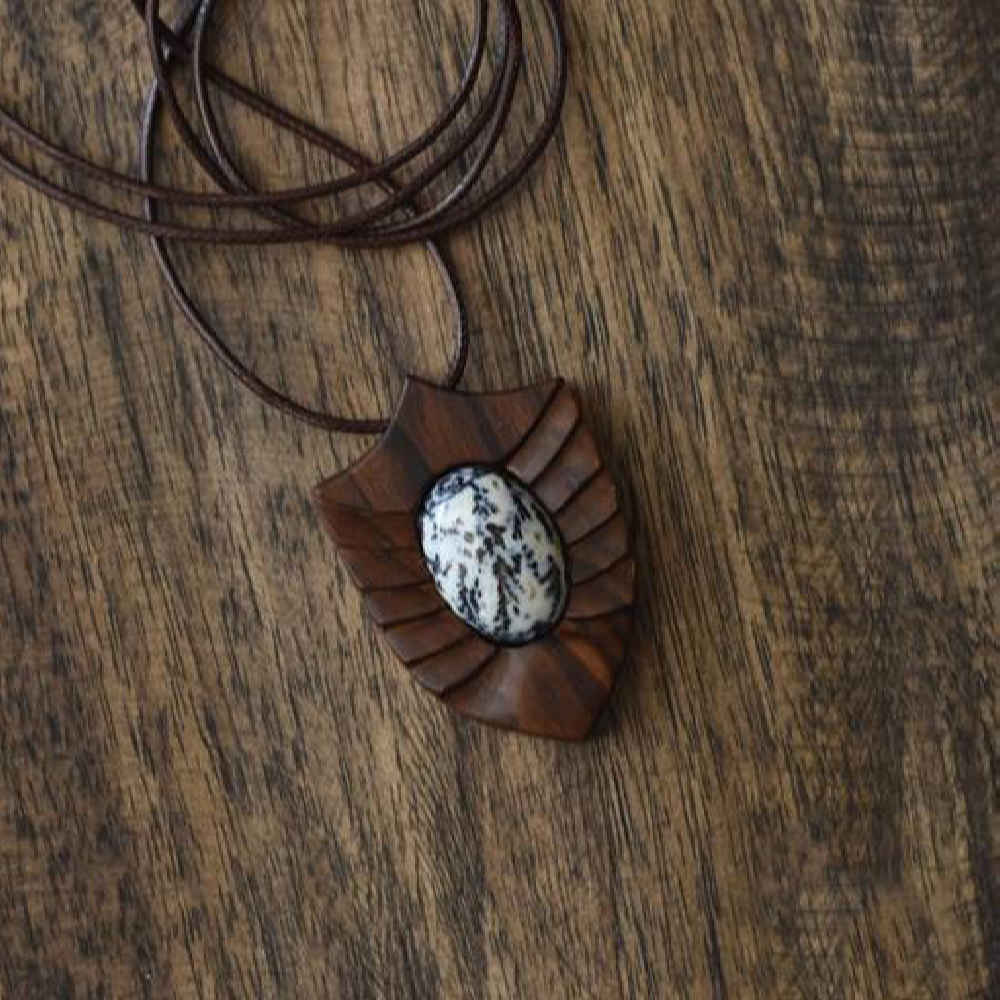 Graviertes Holz-Pendant mit Achatstein Handgefertigt Künstlerisch Toranj