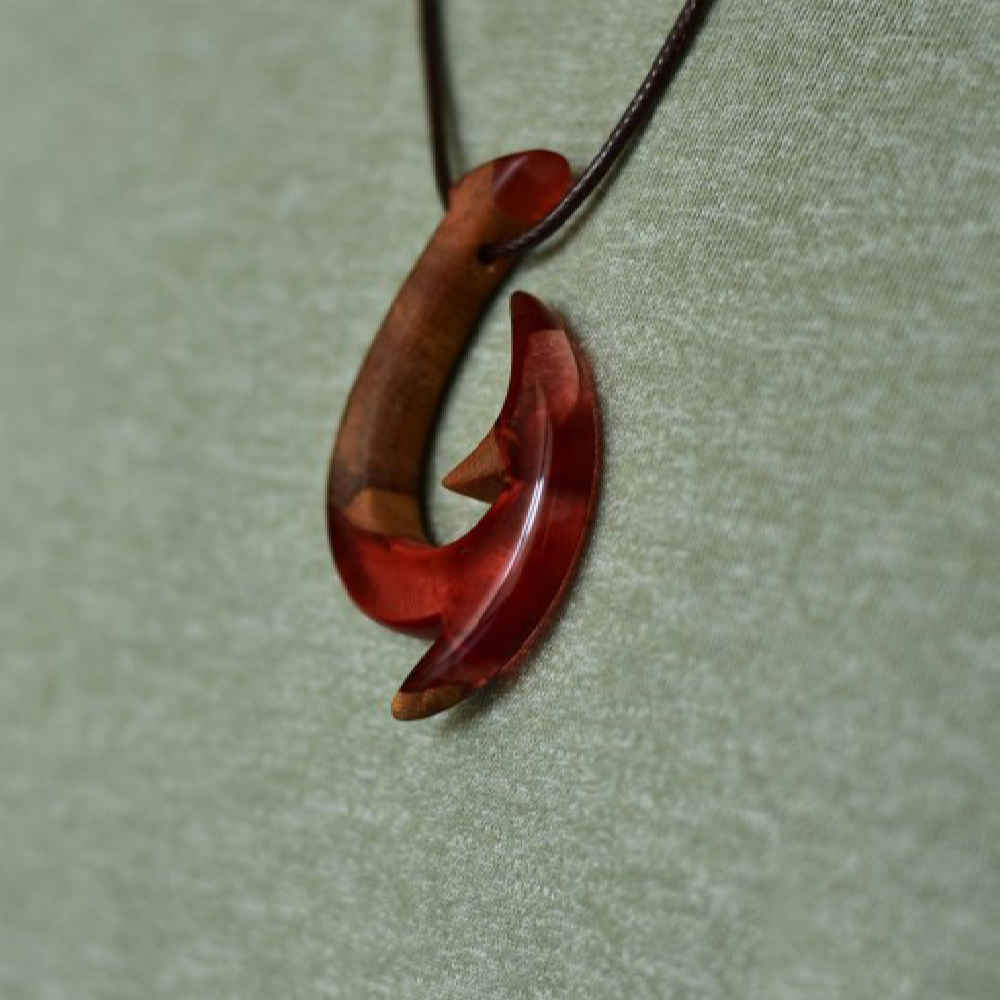 Graviertes Holz-Pendant mit Harz Handgefertigt Künstlerisch Gholab