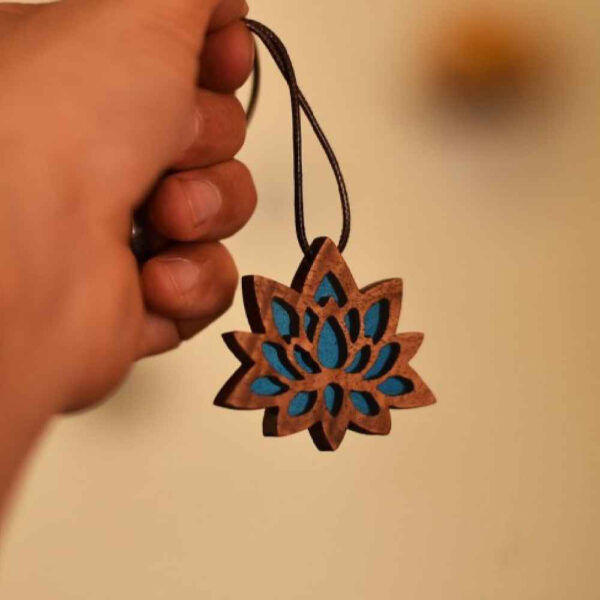 Graviertes Holz-Pendant mit Harz Handgefertigt Künstlerisch Lotus