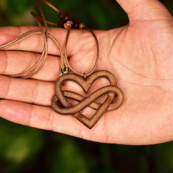 Holz-Halskette Handgefertigt mit Künstlerischem Stil Herz