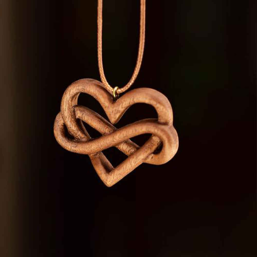 Holz-Halskette Handgefertigt mit Künstlerischem Stil Herz