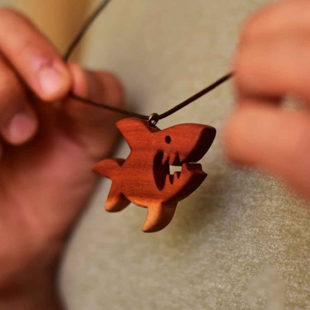 Graviertes Holz-Pendant Handgefertigt Künstlerisch Hai