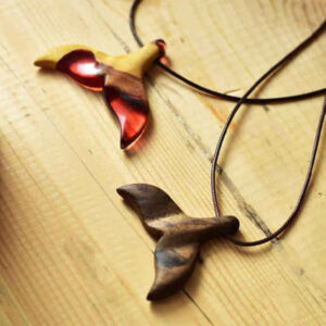Set aus 2 Gravierten Holz-Pendants mit Harz Handgefertigt Künstlerisch Delfin