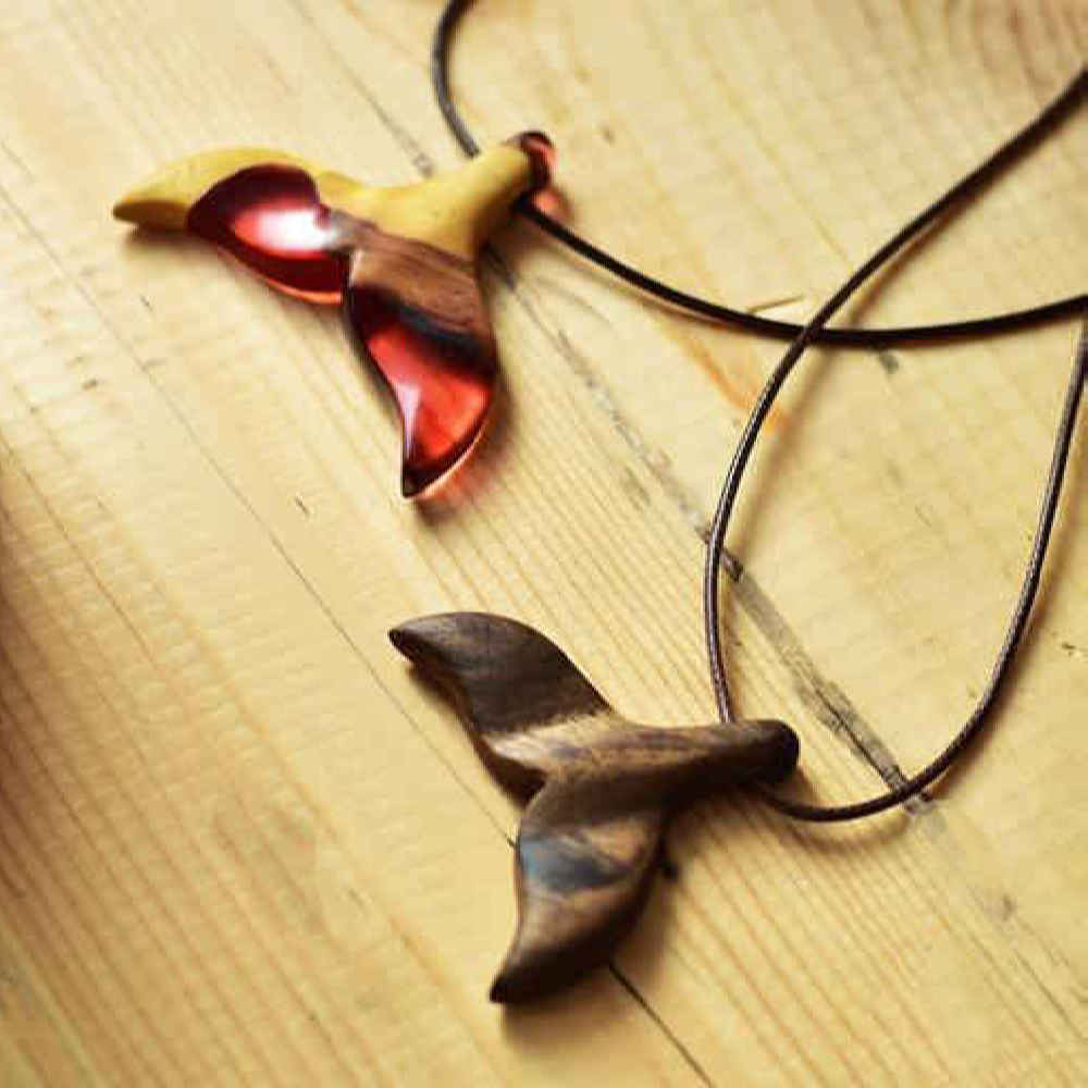 Set aus 2 Gravierten Holz-Pendants mit Harz Handgefertigt Künstlerisch Delfin
