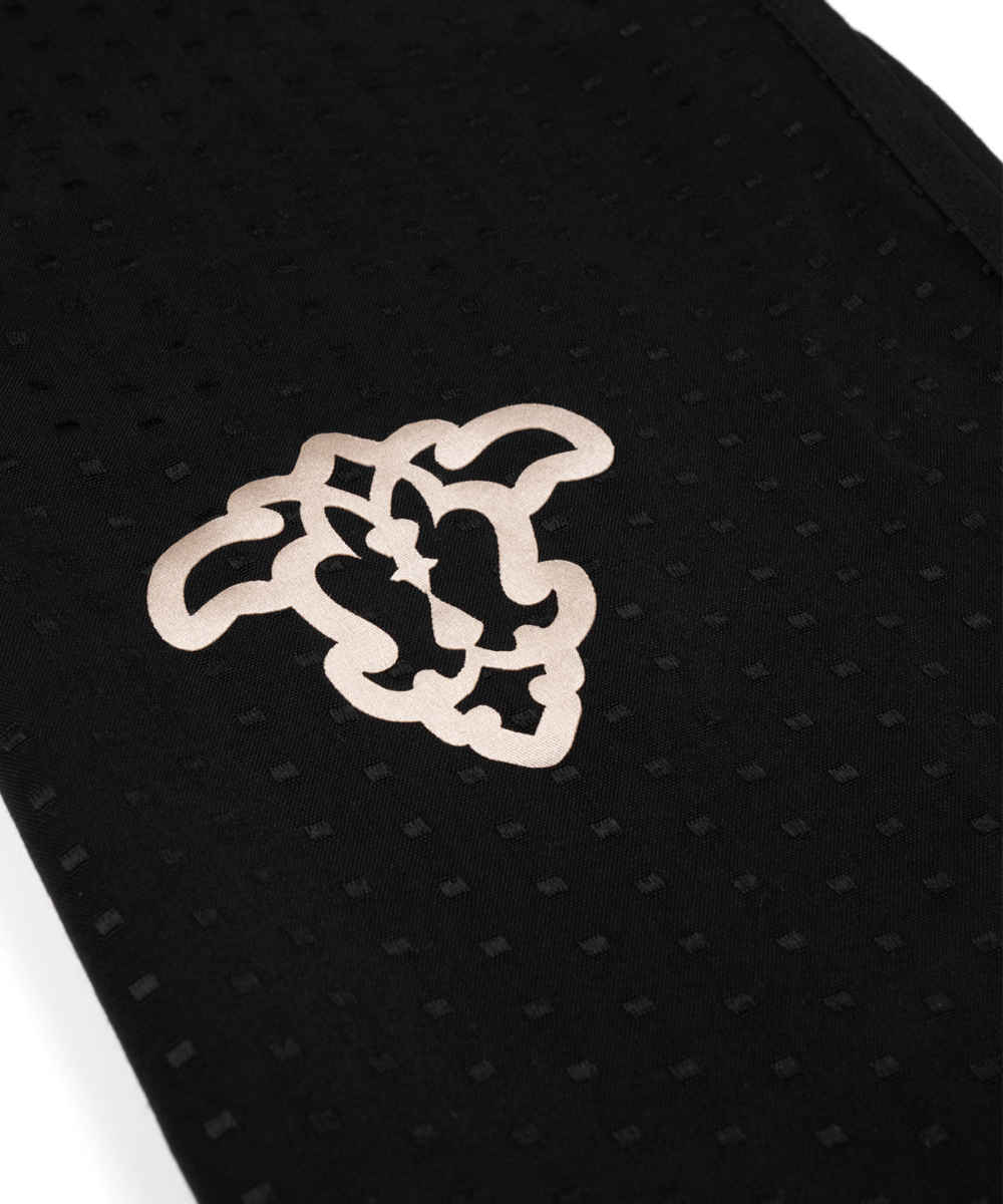 Einfarbiger Schwarzer Schal für Frauen mit Ador-Symbol