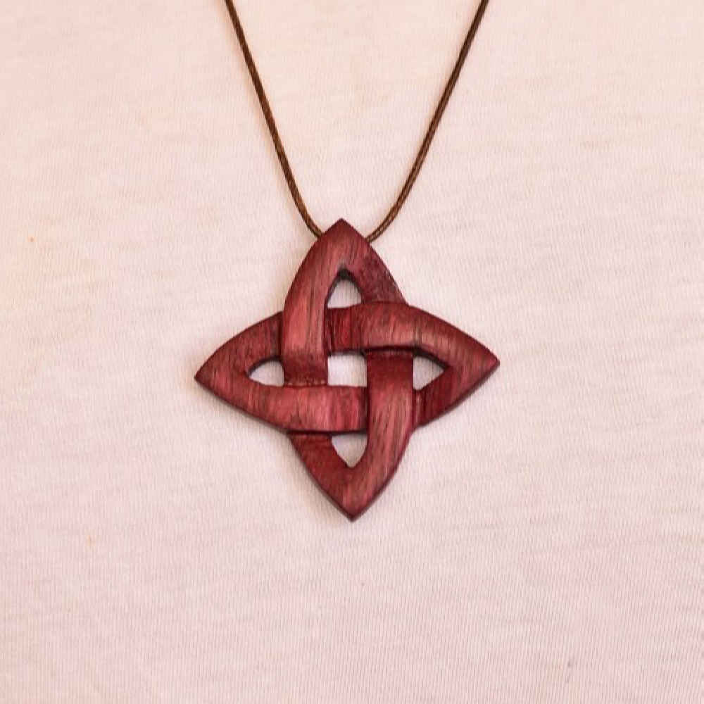 Graviertes Holz-Pendant Handgefertigt mit Künstlerischem Stil Stern