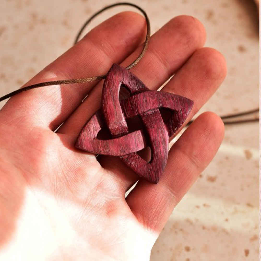 Graviertes Holz-Pendant Handgefertigt mit Künstlerischem Stil Stern